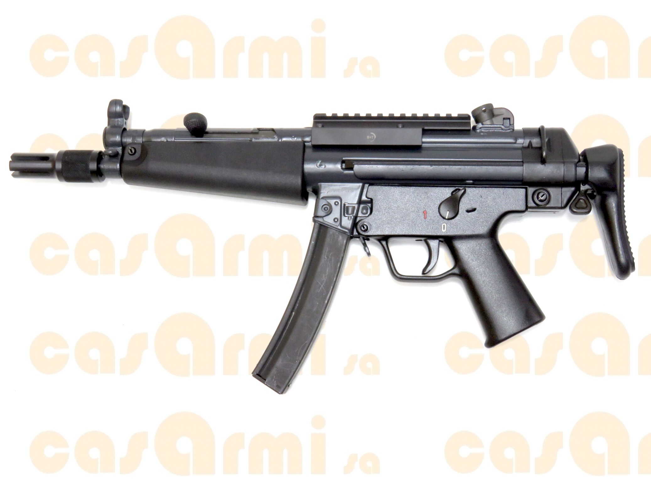 B&T mod. BT96, con fodero, calcio fisso, calcio ripiegabile, clip per congiungere 2 caricatori, base di montaggio Picatinny, paramano con torcia integrata, freno di bocca, carichino, complessivamente 3 caricatori 9 Para